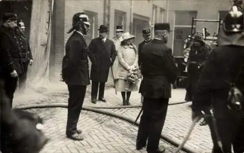 Foto Ak Niederlande, Prinzessin Juliana, Feuerwehr, Jahr 1923