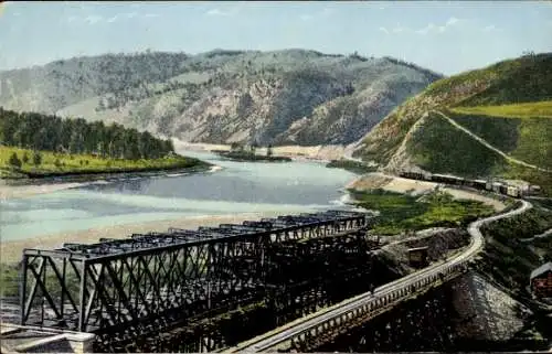 Ak Russland?, Brücke, Im Hintergrund Berge