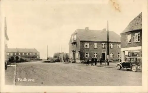 Ak Padborg Dänemark, Straßenpartie, Auto, Häuser