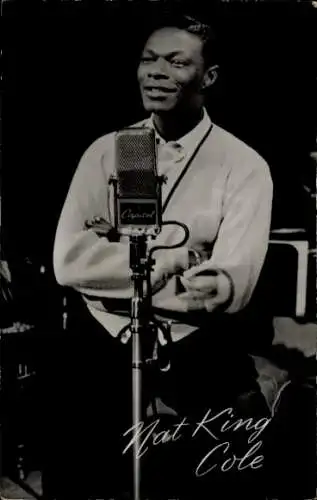 Ak Sänger Nat King Cole, Portrait, Mikrofon