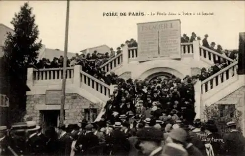 Ak Paris VII, The Crowd in the Fair hat 16 Bestien