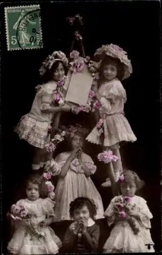 Ak Gruppenaufnahme von Kindern auf einer Leiter