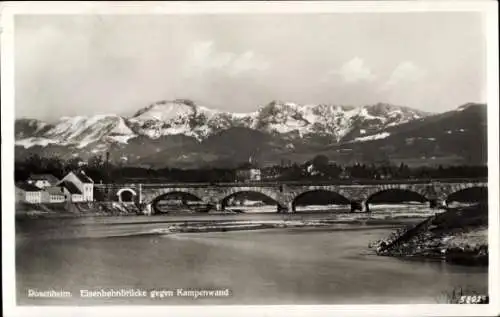 Ak Rosenheim Oberbayern, Eisenbahnbrücke gegen Kampenwand