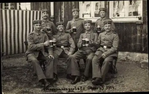 Foto Ak Ohrdruf in Thüringen, Truppenübungsplatz 1914, Soldaten mit Biergläsern, Gruppenbild