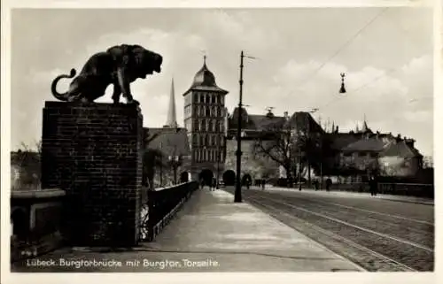Ak Hansestadt Lübeck, Burgtorbrücke, Burgtor, Torseite