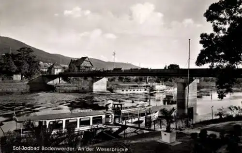 Ak Bodenwerder an der Weser, an der Weserbrücke, Ausflugsschiff