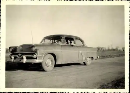 Foto Ak Frau in einem Automobil, Ford