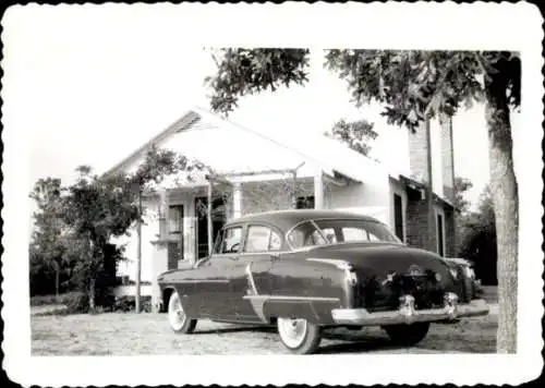 Foto Automobil vor einem Haus, Oldsmobile