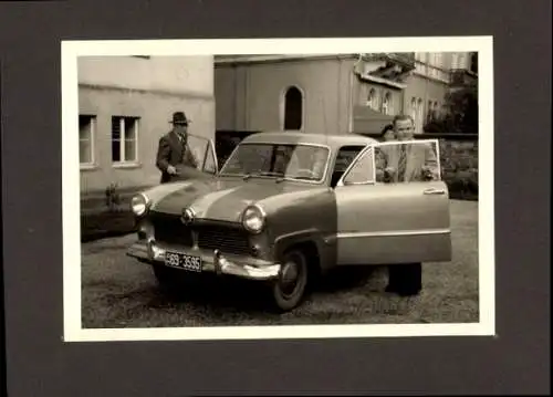 Foto Männer mit einem Automobil, Ford