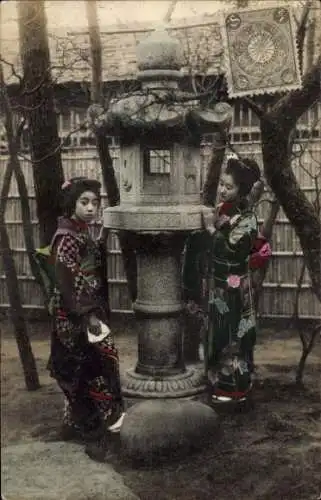 Ak Japan, Frauen in japanischer Tracht, Garten, Säule, Denkmal