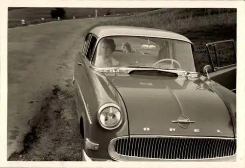 Foto Frau in einem Automobil, Opel