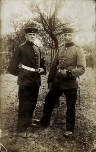 Foto Ak Zwei deutsche Soldaten in Uniformen