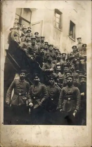 Foto Ak Deutsche Soldaten in Uniformen, Gruppenaufnahme mit Kindern