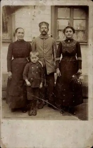 Foto Ak Deutscher Soldat in Uniform mit Familie, Sohn, Portrait