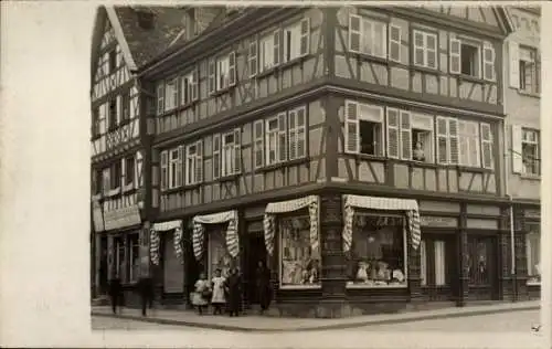 Foto Ak Neu Isenburg in Hessen, Markplatz Ecke Hauptstraße, Fachwerkhaus, Geschäft