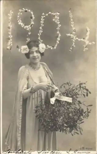 Ak Junge Frau mit Mistelzweigen, Jahreszahl 1904