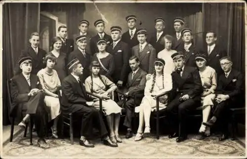 Studentika Foto Ak Gruppenaufnahme von Studenten und Studentinnen