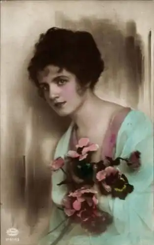 Ak Portrait einer brünetten Frau,