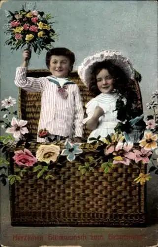 Ak Glückwunsch Geburtstag, Junge und Mädchen mit Blumen in einem großen Weidenkorb