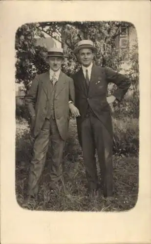 Foto Ak Zwei Männer in Anzügen und mit Hüten, Portrait