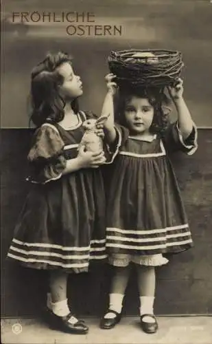 Ak Glückwunsch Ostern, Zwei Mädchen mit Hasenfigur und Nest
