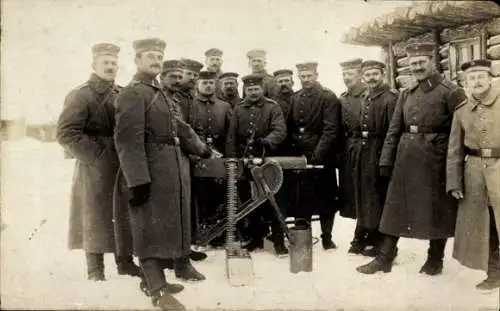 Foto Ak Deutsche Soldaten in Uniformen mit Maschinengewehr, I WK
