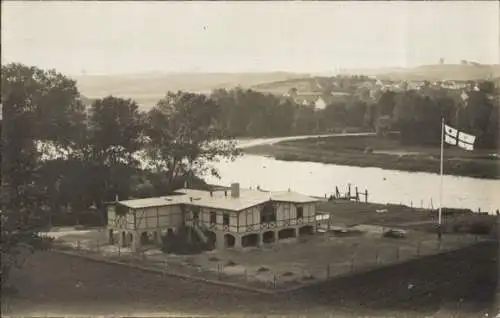 Foto Ak Gebäude, Fluss, Fahne, Bäume