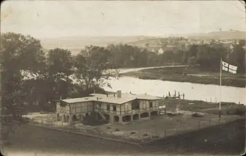 Foto Ak Gebäude, Fluss, Fahne, Bäume