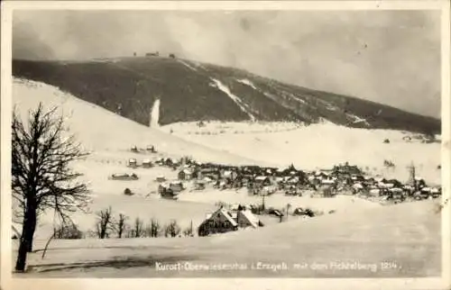 Ak Oberwiesenthal im Erzgebirge, Gesamtansicht, Fichtelberg, Winter