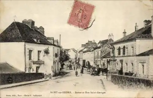 Ak Nort sur Erdre Loire Atlantique, Statue et Rue Saint Georges