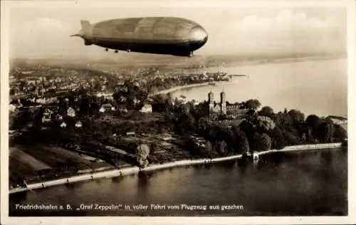 Ak Friedrichshafen am Bodensee, Luftschiff LZ 127 Graf Zeppelin in voller Fahrt, Fliegeraufnahme
