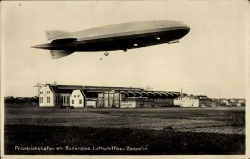 Ak Friedrichshafen am Bodensee, Luftschiff Graf Zeppelin über der Werft, LZ 127