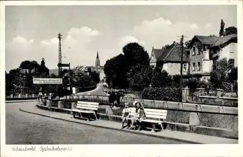 Ak Rheinbrohl in Rheinland Pfalz, Straßenpartie am Bahnhof, Bushaltestelle