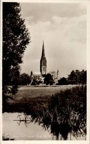 Ak Salisbury Südwestengland, Kathedrale vom Fluss aus
