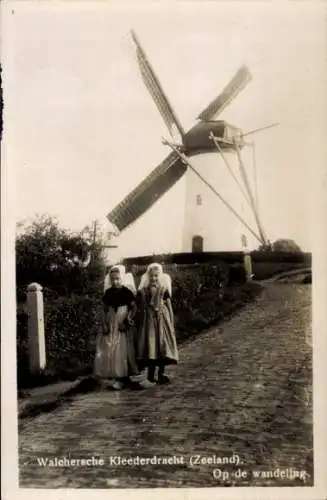 Ak Walcheren Zeeland, Mädchen in Trachten, Windmühle