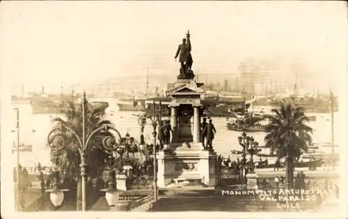 Foto Ak Valparaíso Chile, Monumento Arturo Prat