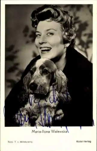 Ak Schauspielerin Maria-Ilona Walewska, Portrait, Hund, Czardasfürstin 1958, Autogramm