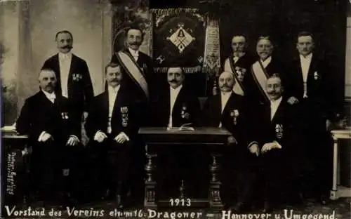 Foto Ak Hannover in Niedersachsen, Vorstand des Vereins ehem. 16. Dragoner 1913