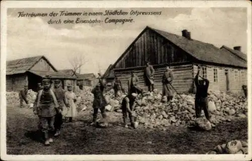 Ak Ostpreußen, Soldaten, Kaiserreich, I. WK, Forträumen der Trümmer durch eine Eisenbahn-Compagnie
