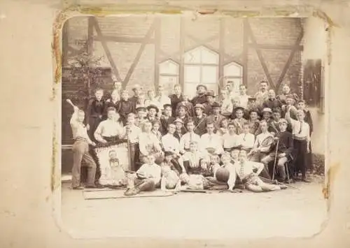 Foto Gruppenaufnahme von Turnern, Tennischläger