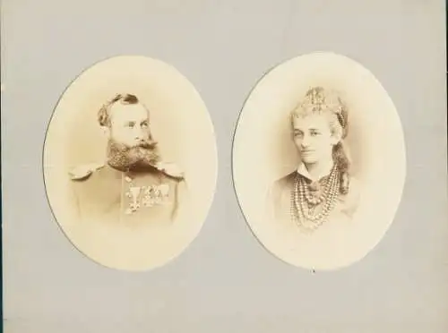 Foto Soldat in Uniform mit Orden, Frau mit Perlenketten, Portrait