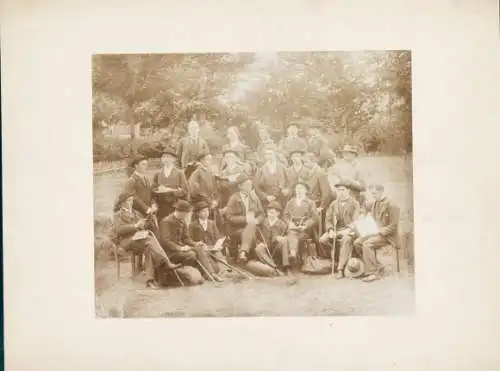 Foto Gruppenaufnahme junger Männer auf einer Wiese, 1894