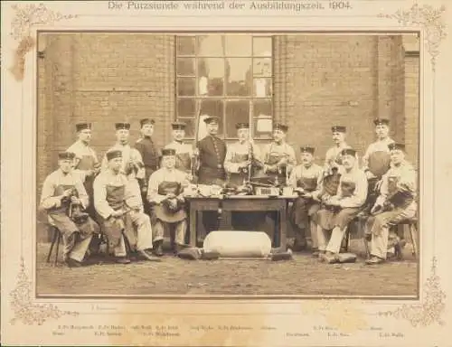 Foto Die Putzstunde während der Ausbildungszeit 1904, Deutsche Soldaten in Uniformen