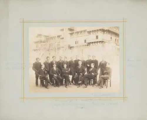 Foto Jena, Gruppenaufnahme junger Männer vor einem Gebäude, 1894