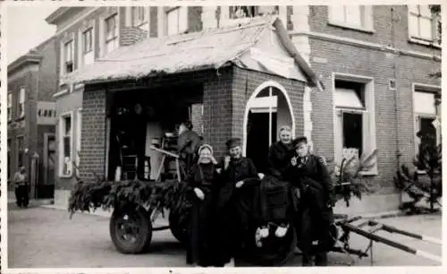 Foto Ak Zaltbommel Gelderland, Gruppe posiert vor dem Geschäft, Café