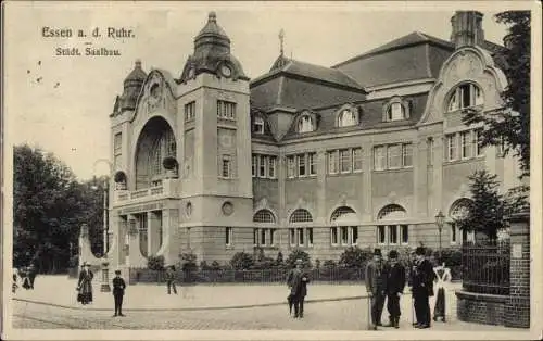Ak Essen im Ruhrgebiet, Städt. Saalbau, Passanten
