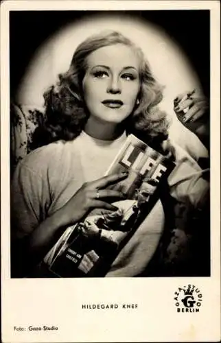 Ak Schauspielerin und Sängerin Hildegard Knef, Life Magazine, Portrait mit Zigarette