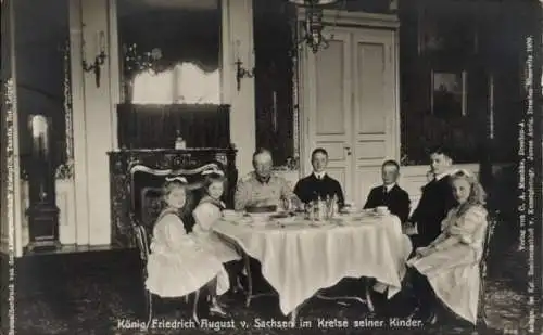 Ak König Friedrich August III von Sachsen mit seinen Kindern, Esszimmer, Tisch