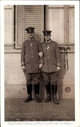 Ak Prinz Friedrich Christian und Prinz Ernst Heinrich von Sachsen in Uniform, Wohlfahrtskarte