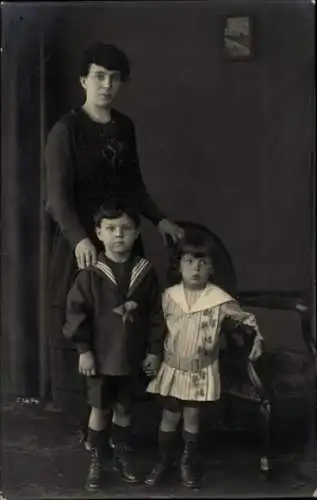 Foto Ak Frau mit zwei Kindern, Familienportrait